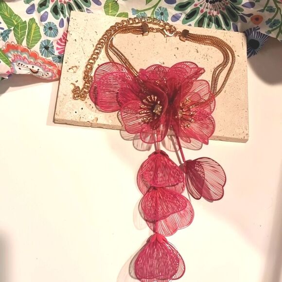 New ZARA cascading flowers choker necklace in fuchsia,a reddish-purple - Picture 9 of 12